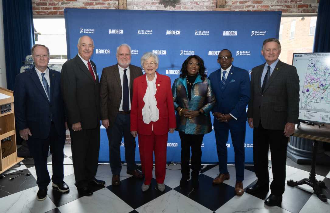 Govenor Kay Ivey and Tim Culpepper, CEO along with others at press conference